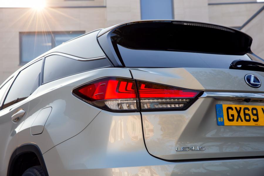 Детали экстерьера Lexus RX450hL 2019 года  (UK) (фото 9 из 40)